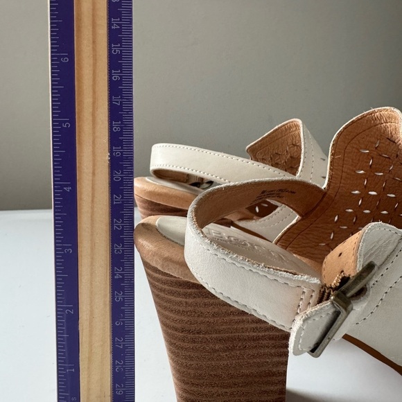 Born Cream Perforated Design Sling Back Wooden Heel Sandals Size 9 - Picture 6 of 6